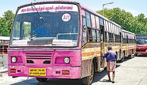தஞ்சாவூரில் சேதமடைந்து காணப்படும் நகரப் பேருந்துகள். |  படங்கள்: ஆர்.வெங்கடேஷ்