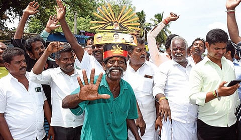 விக்கிரவாண்டி இடைத்தேர்தலில் திமுகவின் வெற்றிச் செய்தியை கேட்ட தும், ஆடிப்பாடி ஆர்ப்பரிக்கும் திமுக தொண்டர்.படம்: எம்.சாம்ராஜ்