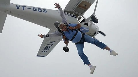 பாராசூட் மூலம் வானிலிருந்து குதிக்கும் மத்திய அமைச்சர் கஜேந்திர சிங் ஷெகாவத்.