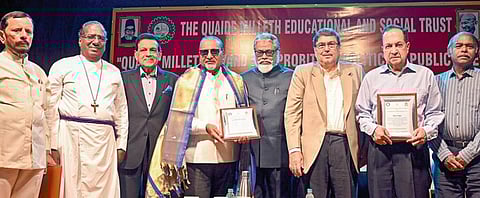 அரசியல் மற்றும் பொதுவாழ்வில் சிறப்பாகப் பணியாற்றியவர்களுக்கு ‘காயிதே மில்லத் விருது’ வழங்கும் விழா சென்னையில் நேற்று நடைபெற்றது. இதில் விருதுபெற்ற நீதிபதி ராஜிந்தர் சச்சார் கமிட்டி முன்னாள் செகரெட்டரி ஜெனரல் அபுசாலே சரீப், ‘இந்து’ என்.ராம், காயிதே மில்லத் கல்வி மற்றும் சமூக அறக்கட்டளை இயக்குநர் ஏ.ரபீ, சிஎஸ்ஐ முன்னாள் பேராயர் தேவசகாயம், ஐக்கிய நாடுகள் வர்த்தக ஆலோசனைக் குழு கவுரவத் தலைவர் முகமது இக்பால் சாஹிப், உச்ச நீதிமன்ற முன்னாள் நீதிபதி இப்ராஹிம் கலிபுல்லா, அறக்கட்டளை பொதுச் செயலாளர் எம்.ஜி.தாவூத் மியாகான், பத்திரிகையாளர் ஏ.எஸ்.பன்னீர்செல்வம், மனோன் மணீயம் சுந்தரனார் பல்கலைக்கழக மேனாள் துணை வேந்தர் வசந்தி தேவி ஆகியோர் பங்கேற்றனர். படம்:எஸ்.சத்தியசீலன்