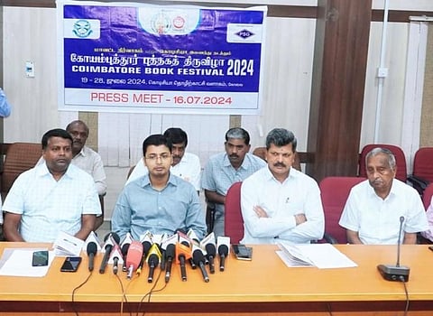 கோவை மாவட்ட ஆட்சியர் அலுவலகத்தில் இன்று நடந்த செய்தியாளர் சந்திப்பில் ஆட்சியர் கிராந்திகுமார் பாடி  பேசினார். படம். ஜெ. மனோகரன் 