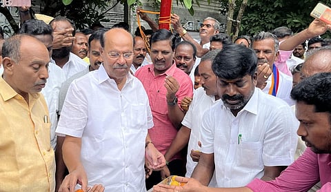 திண்டிவனம் அருகே தைலாபுரம் தோட்டத்தின் முன் பாமகவின் 3-6ம் ஆண்டு துவக்கவிழாவை முன்னிட்டு பாமக நிறுவனர் கட்சிக் கொடியேற்றிவைத்து தொண்டர்களுக்கு இனிப்பு வழங்கினார்.