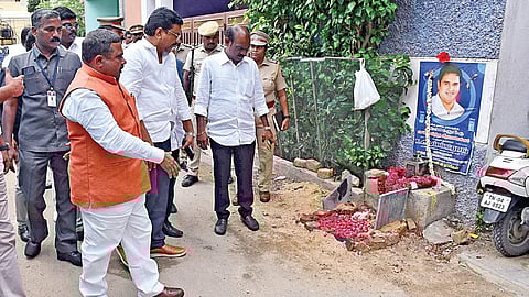 சென்னை, பெரம் பூரில் பகுஜன் சமாஜ் கட்சியின் மாநிலத் தலைவர் ஆம்ஸ்ட்ராங் கொலை செய்யப்பட்ட இடத்தில் தேசிய பட்டியலின ஆணைய உறுப்பினர் வி.ரா மச்சந்தர் நேற்று ஆய்வு செய்தார். 

| படம்: ம.பிரபு |