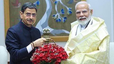 டெல்லியில் பிரதமர் மோடியுடன் தமிழக ஆளுநர் ஆர்.என்.ரவி.
