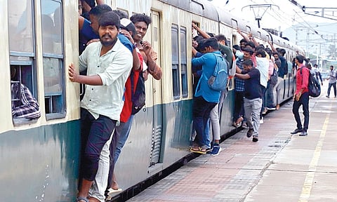 தாம்பரம் பணிமனையில் பொறியியல் பணிகளால் 55 மின்சார ரயில்களின் சேவை ரத்து: ஜூலை 23 முதல் ஆக.14 வரை இயக்கப்படாது