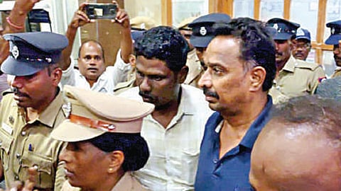 கரூர் அரசு மருத்துவக் கல்லூரி மருத்துவமனையில் பரிசோதனை முடிந்து நீதிமன்றத்துக்கு அழைத்து செல்லப்பட்ட முன்னாள் அமைச்சர் எம்.ஆர்.விஜயபாஸ்கர்.