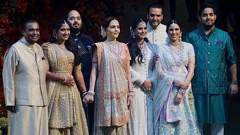 தனது குடும்பத்தினருடன் முகேஷ் அம்பானி