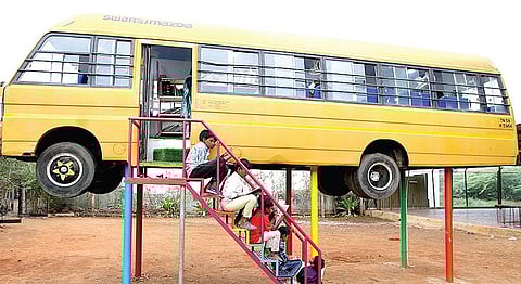 மதுரை | அந்தரத்தில் தூக்கி நிறுத்தப்பட்டிருக்கும் பேருந்து நூலகம்.