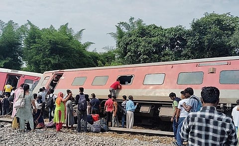 உ.பி.யில் எக்ஸ்பிரஸ் ரயில் தடம் புரண்ட விபத்தில் 2 பேர் உயிரிழப்பு; 20 பேர் காயம்