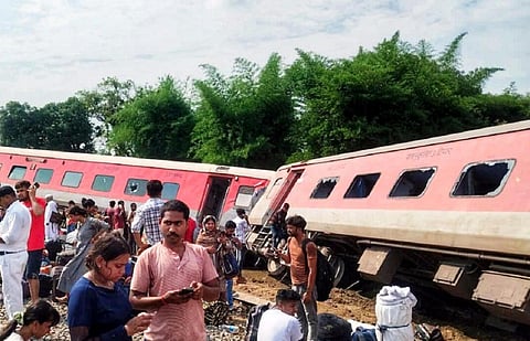 உ.பி.யில் எக்ஸ்பிரஸ் ரயில் தடம் புரண்டு விபத்து