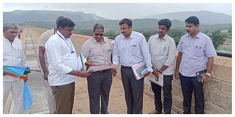 மேட்டூர் அணையின் மேல் பகுதியில் நீர் வளத்துறையின்  திருச்சி மண்டல தலைமை பொறியாளர் (பொ) தயாளகுமார் ஆய்வு செய்தார். 