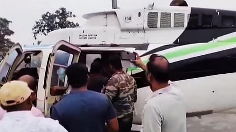 நக்சல்களுடனான மோதலில் காயமடைந்த பாதுகாப்பு படை வீரர் சிகிச்சைக்காக கொண்டு செல்லப்பட்ட போது