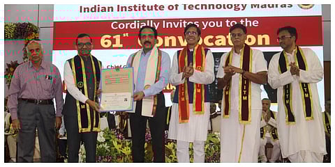 சென்னை ஐஐடி பட்டமளிப்பு விழாவில் இஸ்ரோ தலைவர் எஸ்.சோம்நாத்துக்கு ஐஐடி ஆட்சிமன்றக்குழு தலைவர் பவன் கோயங்கா ஆராய்ச்சி பட்டத்தை வழங்கினார். உடன் ஐஐடி இயக்குநர் வி.காமகோடி