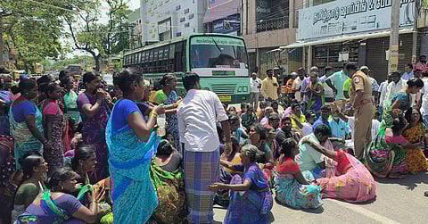 குடும்பக் கட்டுப்பாடு அறுவை சிகிச்சை செய்யச் சென்ற பெண் உயிரிழந்ததற்கு தவறான சிகிச்சையே காரணம் எனக் கூறி, ராமநாதபுரம் அரசு மருத்துவமனை முன்பு சாலை மறியலில் ஈடுபட்ட வடக்கு மல்லல் கிராமத்தினர்.