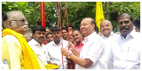 திண்டிவனத்தில் உள்ள தைலாபுரம் தோட்டத்தில்  45-வது ஆண்டு தொடக்கத்தை ஒட்டி வன்னியர் சங்க கொடியை பாமக நிறுவனர் ராமதாஸ் ஏற்றிவைத்தார்.