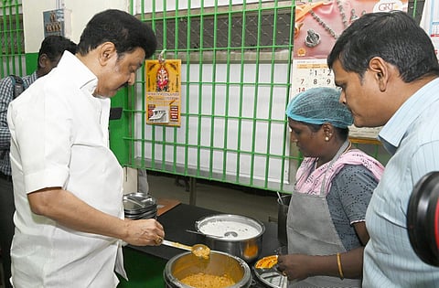 அம்மா உணவகத்தில் ஆய்வு செய்த முதல்வர் ஸ்டாலின்.