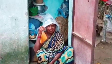 விக்கிரவாண்டி அருகே வெட்டுக்காடு கிராமத்தில் கழிப்பறையில் வசிக்கும் மூதாட்டி.