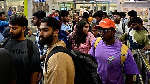 வங்கதேசத்தில் மாணவர்கள் கலவரம்: 4,500 இந்திய மாணவர்கள் நாடு திரும்பினர்