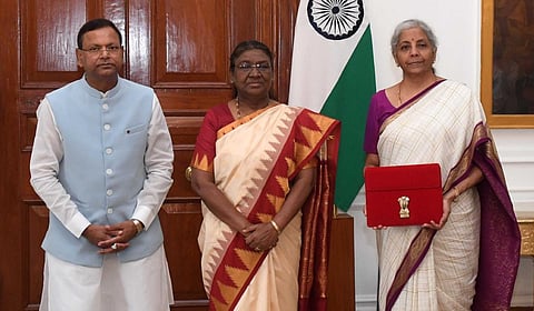 நிதியமைச்சக அதிகாரிகளுடன் நிர்மலா சீதாராமன்