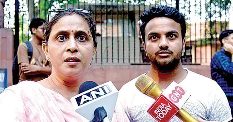 இளநிலை நீட் தேர்வு முடிவை ரத்து செய்ய முடியாது என உச்ச நீதிமன்றம் நேற்று உத்தரவிட்டது. இது தொடர்பாக மனு தாக்கல் செய்த மாணவரின் தாய் டெல்லியில் நேற்று செய்தியாளர்களுக்கு பேட்டி அளித்தார்.