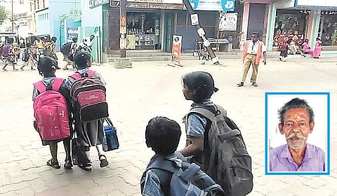 விருதுநகர் நகராட்சி அலுவலக சாலைசந்திப்பில் பள்ளி மாணவிகள் பாதுகாப்பாக சாலையைக் கடக்க போக்குவரத்தை ஒழுங்குப்படுத்தும் பணியில் ஈடுபட்ட முத்துப்பாண்டி. (உள்படம்) முத்துப்பாண்டி.