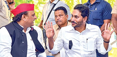 டெல்லி ஜந்தர் மந்தர் பகுதியில் ஒய்எஸ்ஆர் காங்கிரஸ் தலைவர் ஜெகன்மோகன் நேற்று போராட்டம் நடத்தினார். அப்போது அவருக்கு ஆதரவு தெரிவித்த சமாஜ்வாதி தலைவர் அகிலேஷ் யாதவ்.