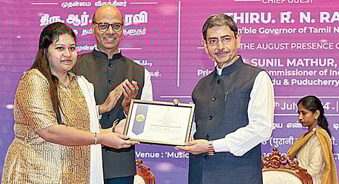 வருமான வரி தின விழா நிகழ்ச்சியில் அதிகளவு வரி செலுத்தியவர்களுக்கு ஆளுநர் ஆர்.என்.ரவி சான்றிதழ் வழங்கி கவுரவித்தார். படம்: ம.பிரபு