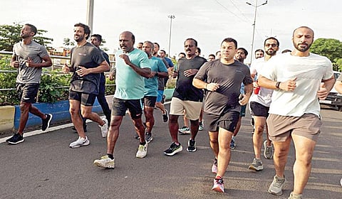 அரசு முறை பயணமாக இந்தியா வந்துள்ள ஐக்கிய அரபு நாடுகளின் பொருளாதாரத் துறை அமைச்சர் அப்துல்லா பின் டூக் அல் மர்ரி, தமிழக சுகாதாரத்துறை அமைச்சர் மா.சுப்பிரமணியன் உடன்
இணைந்து, சென்னை பெசன்ட் நகரில் உள்ள ‘நடப்போம் நலம் பெறுவோம்’ திட்டத்தில் அமைக்கப்பட்டுள்ள 8 கிமீ ஹெல்த் வாக் தடத்தில் நேற்று பயிற்சி மேற்கொண்டார்.