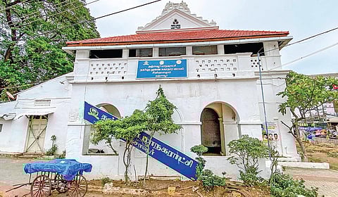 தஞ்சாவூர் பழைய பேருந்து நிலையம் எதிரே பாதுகாப்பற்ற நிலையில் உள்ள யூனியன் கிளப் கட்டிடம். 
| படங்கள்: ஆர்.வெங்கடேஷ் |