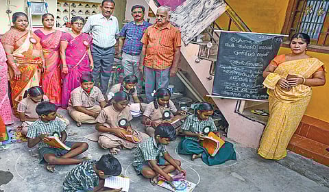 ஸ்ரீ ரங்கம் மூலத்தோப்பு பகுதியில் ஒரு வீட்டில் நடைபெறும் சுயகற்றல் மையத்தைப் பார்வையிடும் கல்வியாளர் எஸ்.சிவகுமார், வட்டாரக் கல்வி அலுவலர் கா.மருதநாயகம் மற்றும் ஆசிரியர்கள். | படம் : ர.செல்வமுத்துகுமார் |