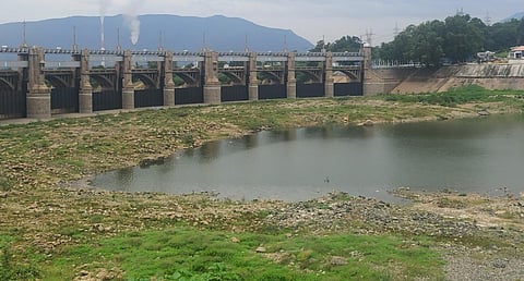 மேட்டூர் அணை நீர்மட்டம் 90 அடியை எட்டியுள்ள நிலையில், பாறை திட்டுகளாக காட்சியளித்த 16 கண் மதகு பகுதி நீரில் மூழ்க தொடங்கியது.