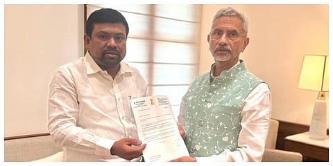வெளியுறவுத் துறை அமைச்சர் ஜெய்ஷங்கரை ராமநாதபுரம் எம்பி நவாஸ்கனி நேரில் சந்தித்து மனு அளித்தார்.