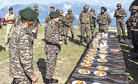 ஜம்மு காஷ்மீர் எல்லை பகுதிகளில் ராணுவ தளபதி உபேந்திர திவேதி ஆய்வு