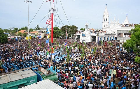 தூத்துக்குடி தூய பனிமய மாதா பேராலய ஆண்டு பெருவிழா கொடியேற்றம் இன்று நடைபெற்றது. இதில் பல்லாயிரக்கணக்கான பக்தர்கள் கலந்து கொண்டனர். | படம்: என்.ராஜேஷ்