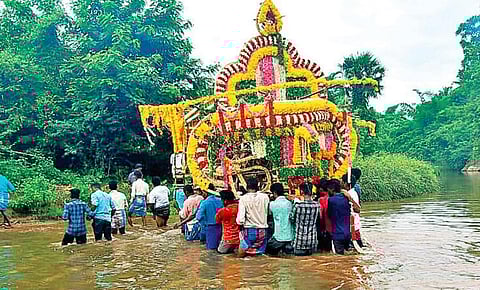 படைவீடு ஊராட்சி மல்லிகாபுரம் கிராமத்தில்உயிரிழந்த முதியவர் ஒருவரின் உடலைஆற்று நீரில் சுமந்து சென்ற கிராம மக்கள்.