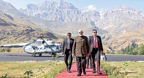 அரசியலைவிட நாட்டின் நலன் முக்கியமானது: கார்கில் போர் நினைவிடத்தில் பிரதமர் மோடி 