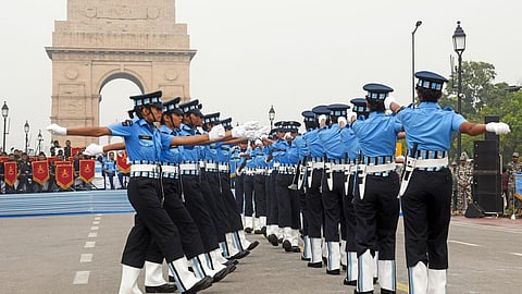 கார்கில் வெற்றி தினத்தை முன்னிட்டு டெல்லி இண்டியா கேட் பகுதியில் அணிவகுப்பு ஊர்வலம் நடத்திய அக்னி வீரர்கள்.