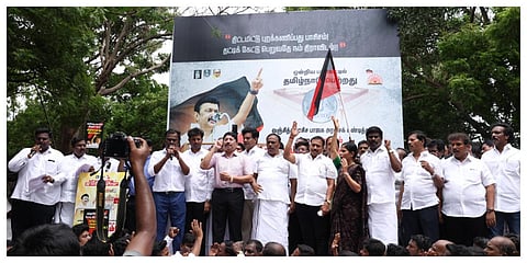 மத்திய பட்ஜெட் 2024-ல் தமிழ்நாடு புறக்கணிக்கப்பட்டிருப்பதைக் கண்டித்து திமுக சார்பில் சென்னை மாவட்ட ஆட்சியர் அலுவலகம் அருகே கண்டன ஆர்ப்பாட்டம் நடைபெற்றது.