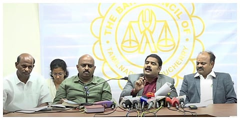 சென்னையில் தமிழ்நாடு புதுச்சேரி பார் கவுன்சில் தலைவர் பி.எஸ்.அமல்ராஜ் செய்தியாளர்களைச் சந்தித்தார்.