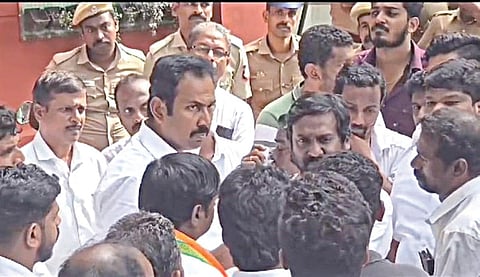 திருவட்டாறு காவல் நிலையத்தை முற்றுகையிட்டுப் போராட்டத்தில் ஈடுபட்ட காங்கிரஸ் கட்சி தொண்டர்களிடம் பேச்சுவார்த்தை நடத்தியவிஜய் வசந்த் எம்.பி., ராஜேஷ்குமார் எம்எல்ஏ உள்ளிட்டோர்.