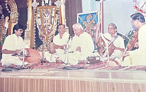 மேடைக் கச்சேரி ஒன்றில் ஸ்ரீனிவாச ராகவன் பாடுகிறார்.