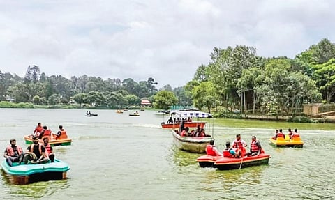 விடுமுறை தினமான நேற்று ஏற்காடு ஏரியில் ஏராளமான சுற்றுலா பயணிகள் படகு சவாரி செய்தனர்.