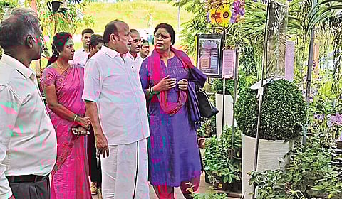 சிங்கப்பூர் தேசிய பல்கலைக்கழகத் தின் தொழில்முனைவோர் மையத்தில் உள்ள செயற்கை நுண்ணறிவுமையத்தை , தமிழக வேளாண்மை - உழவர் நலத்துறை அமைச்சர் எம்.ஆர்.கே .பன்னீர்செல்வம் நேற்று பார்வை யிட்டு அதன் பயன்பாடு குறித்து கேட்டறிந்தார். உடன் தமிழக வேளாண்மை உற்பத்தி ஆணையர் அபூர்வா , தமிழ்நா டு வேளா ண்மைப் பல்கலை. துணைவேந்தர் வெ .கீதாலட் சுமி, சிங்கப்பூர் தே சிய பல்கலை. தொழில் முனைவோர் மையத்தின் விஞ்ஞானிகள் டாக்டர் டேரியல், டா க்டர் வில்லியம்ஸ் உள்ளிட்டோர்.