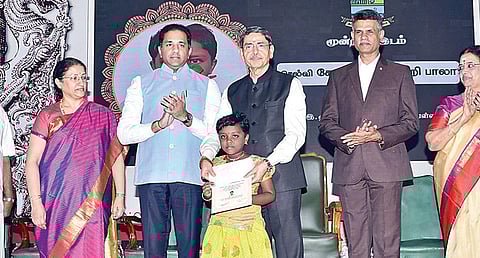 மதுரை தியாகராசர் கல்லூரியில் நடந்த திருவாசகம் ஒப்புவித்தல் போட்டியில்வெற்றிபெற்ற மாணவிக்கு பரிசு, சான்றிதழ் வழங்கிய ஆளுநர் ஆர்.என். ரவி. உடன், கல்லூரி செயலர் ஹரி தியாகராசன், தலைவர்  உமா கண்ணன்,திருவாசகப் புரவலர் சோ.சோமுசுந்தரம், முதல்வர் பாண்டியராஜா, பேராசிரி யர்கள், சாரதா நம்பி ஆரூரன், அருணகிரி.        படம்: எஸ்.கிருஷ்ணமூர்த்தி