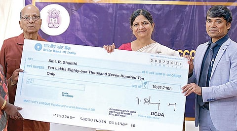 சென்னை நந்தம்பாக்கத்தில் அமைந்துள்ள பாதுகாப்பு கணக்குகள் துறை அலுவலர்களின் குடியிருப்பில் புதிதாக கட்டப்பட்டுள்ள சமுதாயநல்வாழ்வுக் கூடம் திறப்பு விழா நேற்று நடைபெற்றது. இதில், தலைமைப் பாதுகாப்பு கணக்குகள் கட்டுப்பாட்டாளர் தேவிகா ரகுவன்சி, குடும்பஓய்வூதிய நிலுவைத் தொகைக்கான காசோலைகளை ஓய்வூதியதாரர் களுக்கு வழங்கினார். உடன் சென்னை பாதுகாப்பு கணக்குகள் கட்டுப்பாட்டாளர் டி.ஜெயசீலன் மற்றும் முன்னாள் தலைமைப் பாதுகாப்பு கணக்குகள் கட்டுப்பாட்டாளர் கோபாலன் உள்ளிட்டோர் பங்கேற்றனர்.