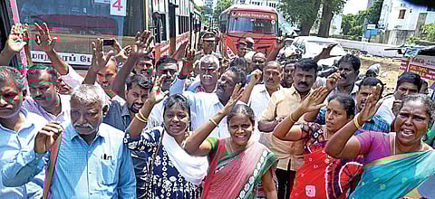 பல்வேறு கோரிக்கைகளை வலியுறுத்தி தொடக்கக் கல்வி ஆசிரியர்களின் கூட்டமைப்பான டிட்டோஜாக் சார்பில் 2-ம் நாள் முற்றுகை போராட்டம் சென்னை டிபிஐ வளாகத்தில் நேற்று நடைபற்றது. படம்: ம.பிரபு