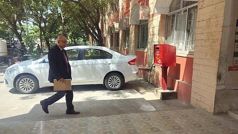 விழுப்புரம் மாவட்ட முதன்மை அமர்வு நீதிமன்றத்தில் நடைபெறும் செம்மண் குவாரி வழக்கில் சாட்சியம் அளிக்க  வணிகவரி மற்றும் பத்திரப்பதிவுத்துறை செயலாளர் பிரஜேந்திர நவ்நீத்  ஆஜரானார்.