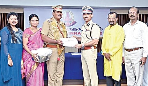 பணி ஓய்வுபெற்ற 26 போலீஸாருக்கு காவல் ஆணையர் அருண், சான்றிதழ் வழங்கி பாராட்டினார். நிகழ்ச்சியில் கூடுதல் காவல் ஆணையர் (தலைமையிடம்) கபில்குமார் சி.சரட்த்கர், இணை ஆணையர் கயல்விழி, பெண்கள் மற்றும் குழந்தைகளுக்கு எதிரான குற்றத்தடுப்பு பிரிவு துணை ஆணையர் வனிதா மற்றும் ஓய்வுபெற்ற போலீஸாரின் குடும்பத்தினர் கலந்து கொண்டனர்.