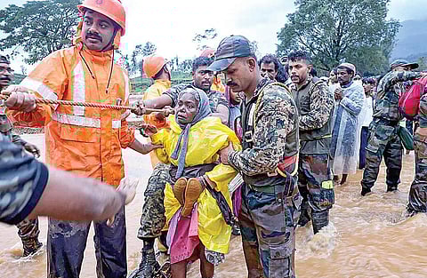 கேரள மாநிலம் வயநாடு பகுதியில் ஏற்பட்ட நிலச்சரிவில் உயிரிழந்தவர்கள் எண்ணிக்கை 270 ஆக உயர்ந்துள்ளது. பாதிக்கப்பட்ட பகுதியில் இருந்து ஒரு மூதாட்டியை பத்திரமாக மீட்டு வரும் ராணுவத்தினர். படம்: ஏஎஃப்பி