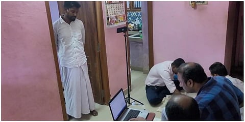 திருவாரூரில் நவாசுதீன் என்பவரது வீட்டில் சோதனை நடத்தும் என்ஐஏ அதிகாரிகள் 